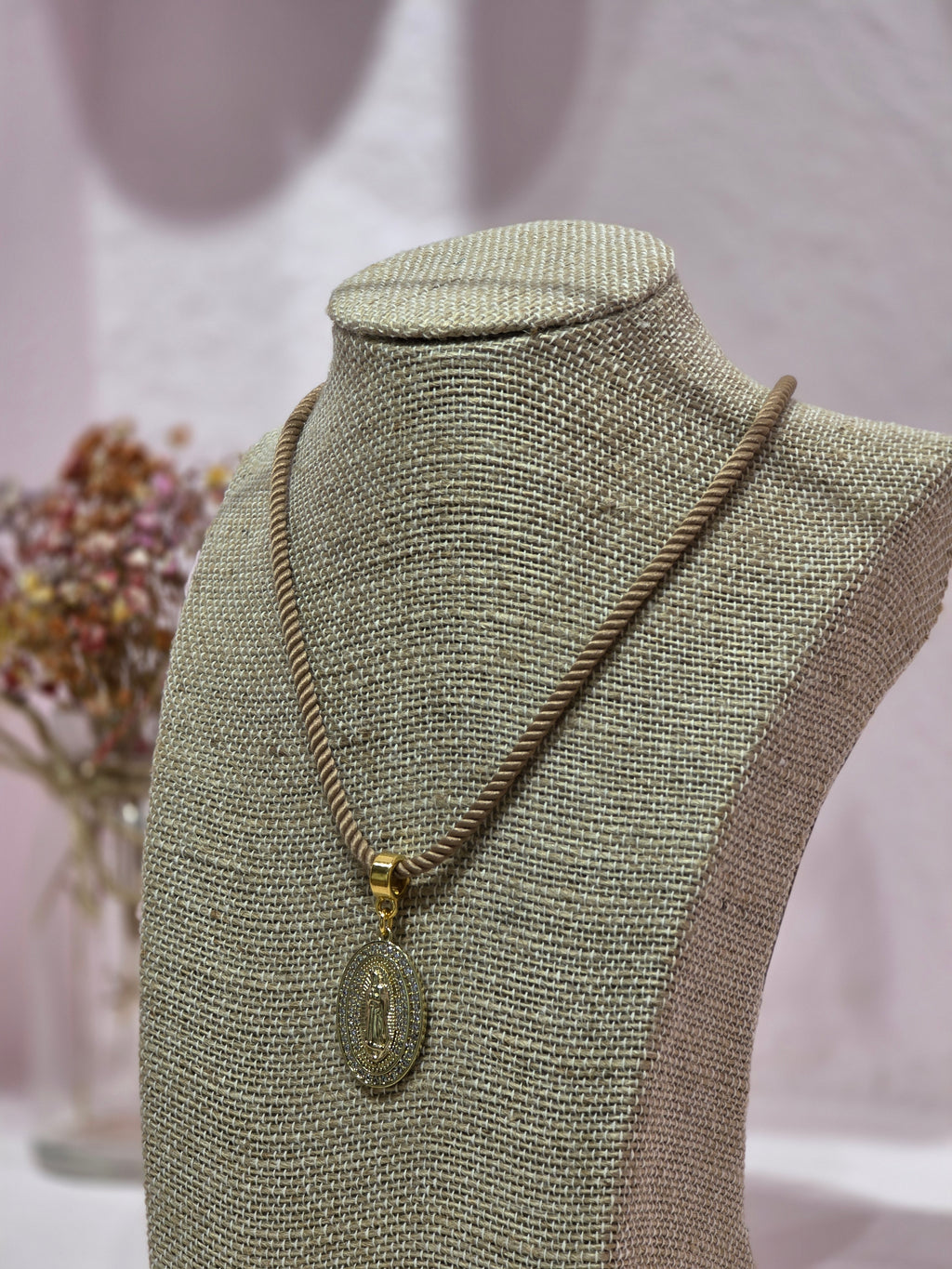 COLLAR CON MEDALLON VIRGEN MILAGROSA