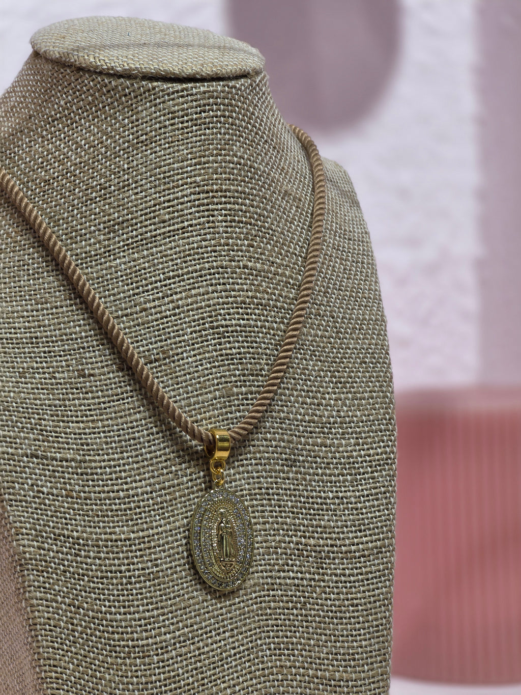 COLLAR CON MEDALLON VIRGEN MILAGROSA