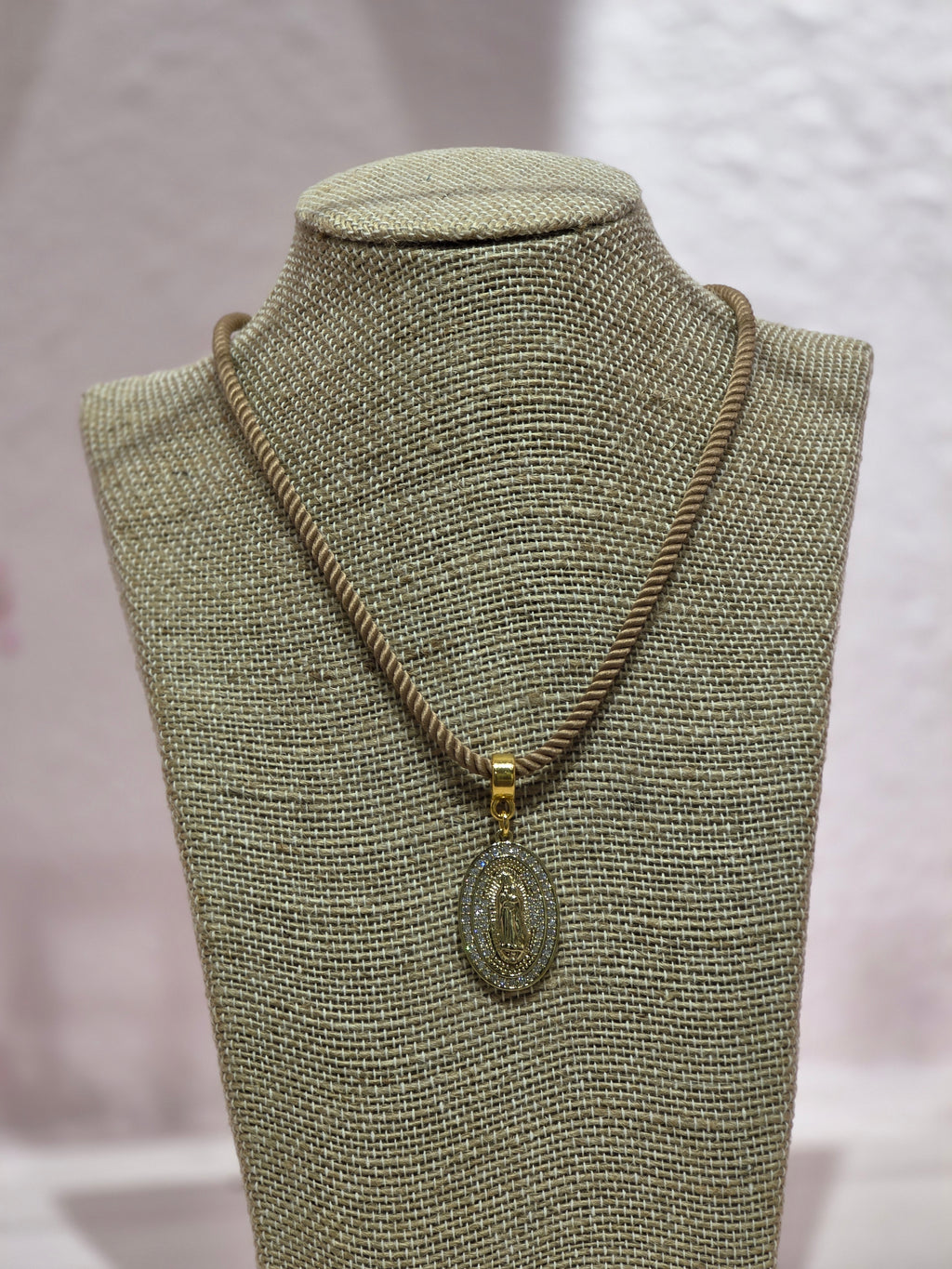 COLLAR CON MEDALLON VIRGEN MILAGROSA