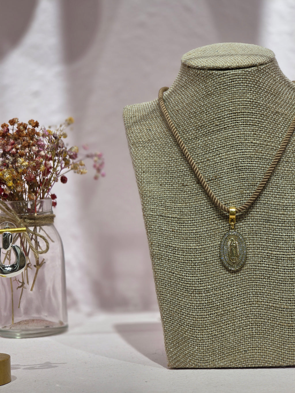 COLLAR CON MEDALLON VIRGEN MILAGROSA